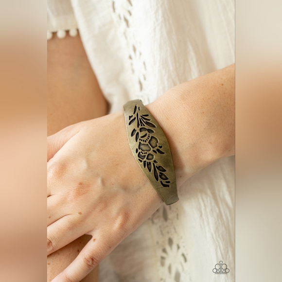 paparazzi Jewelry - Fond of Florals Bracelet